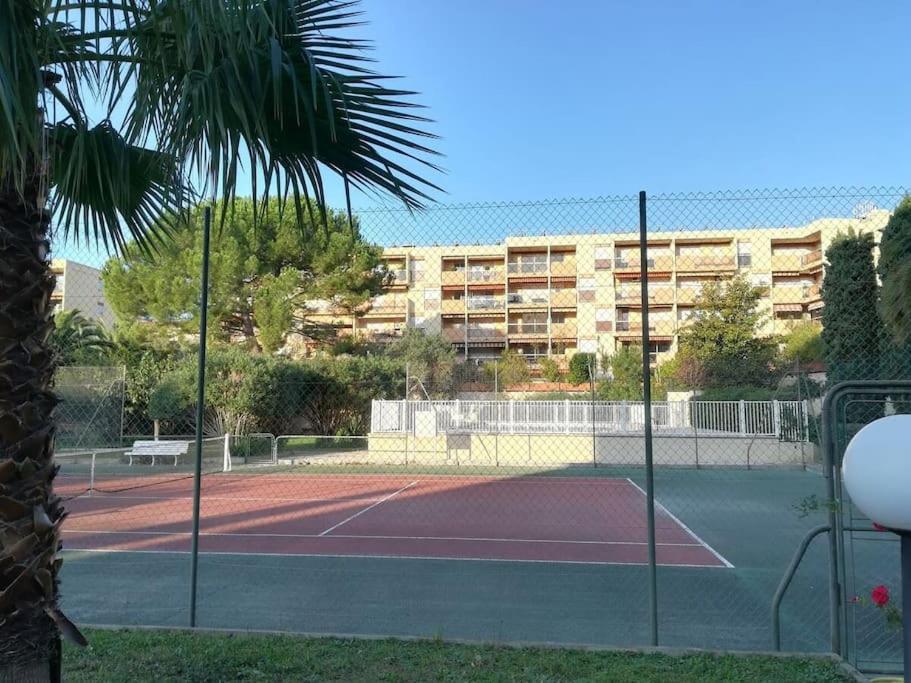 Apartamento Les Jardins Du Luxembourg Hyères Exterior foto